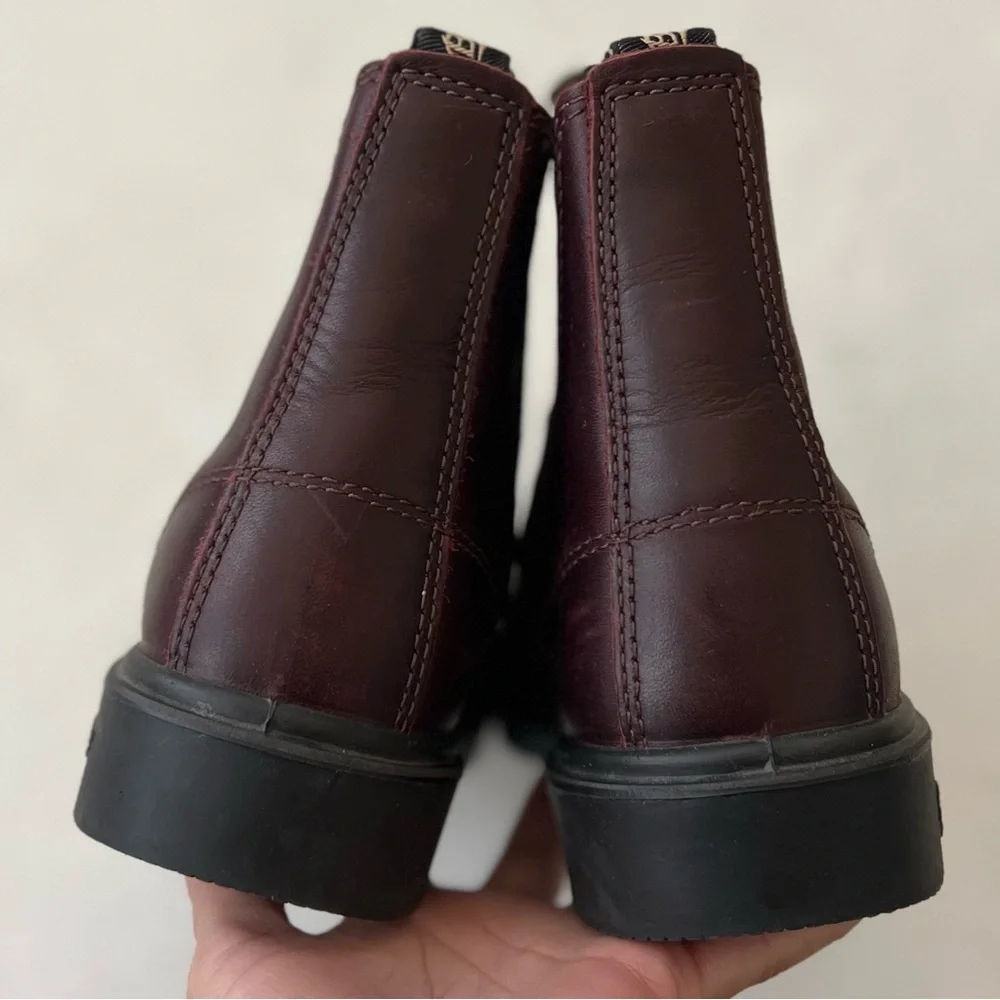 Blundstone Burgundy Chelsea Boots with Black Elastic